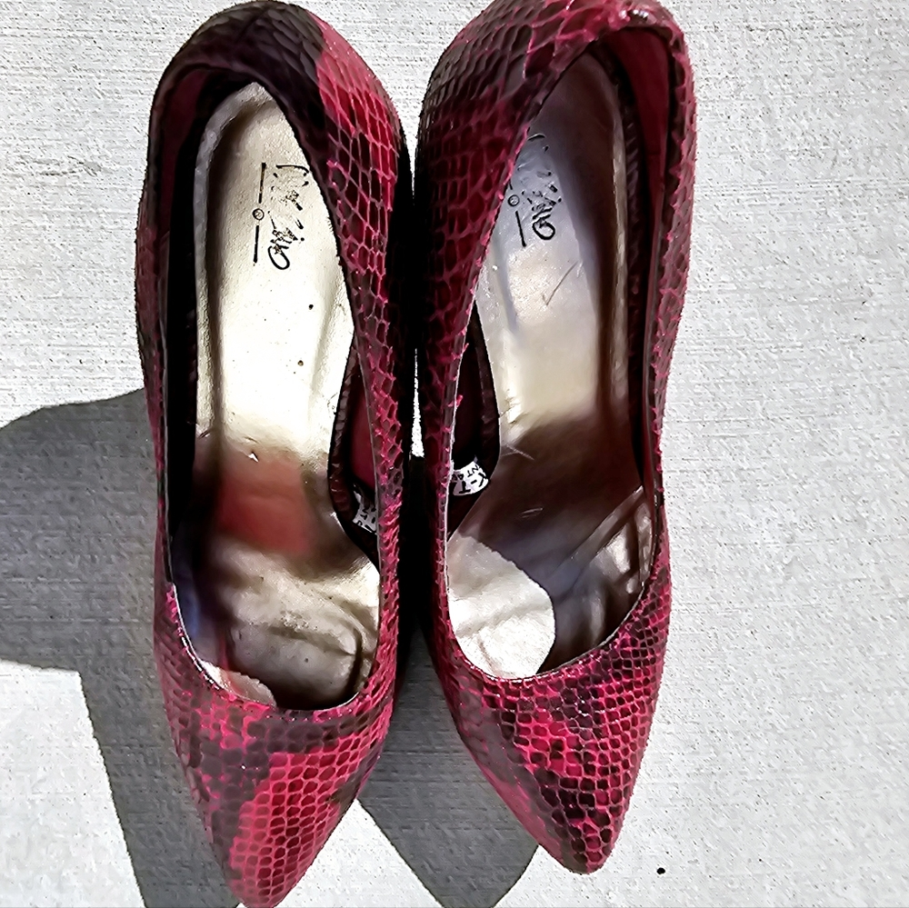 Retro red and black Snake point toe heel pumps women's size 8 Mossimo
